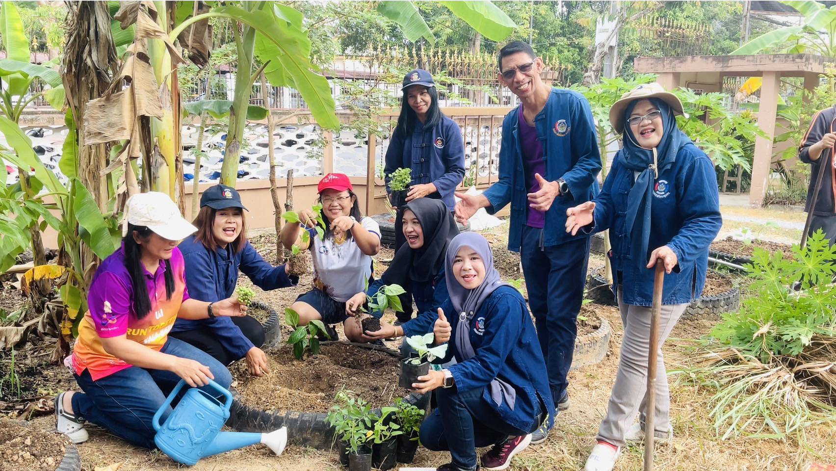 พช.บันนังสตา ร่วมกิจกรรมเอามื้อสามัคคี สานรัก สานพลัง ปลูกผักสวนครัวเพื่อสร้างความมั่นคงทางอาหาร ณ บ้านพักพัฒนาการจังหวัดยะลา