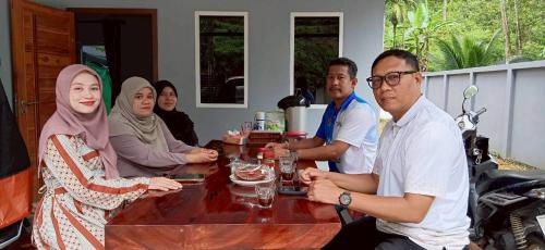 พช. บันนังสตา ลงพื้นที่ตรวจสอบโครงการที่ขอรับการสนับสนุนเงินทุนกองทุนพัฒนาบทบาทสตรี